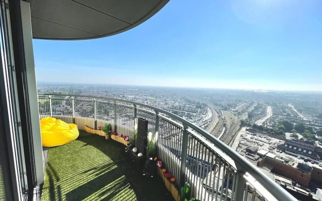Stylish 1-Bedroom Apt with Stunning London Views