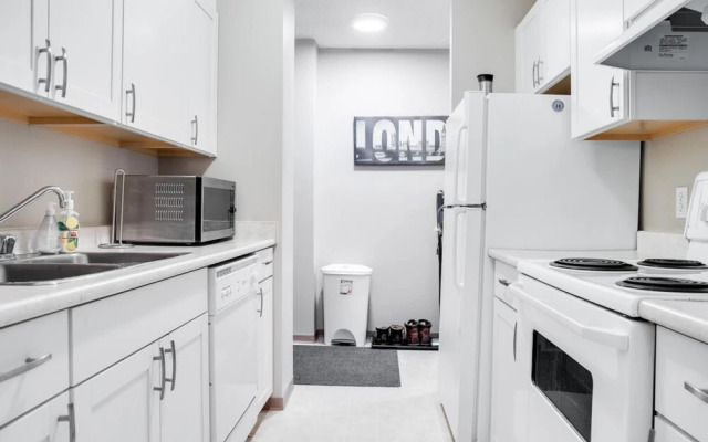 Stylish and Cozy Eau Claire 2BR With Gym Coffee