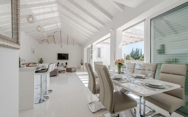 Luxurious Villa in Debeljak with Swimming Pool