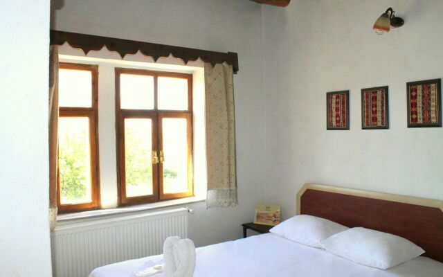 Yasin's Place Backpackers Cave Hotel