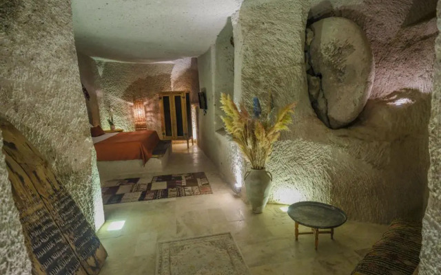 Kalsedon Cave Suites