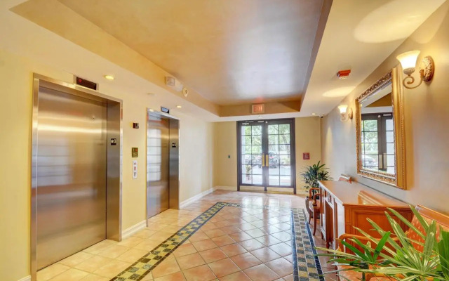 Renovated 2/2 Unit at Yacht Club/Aventura