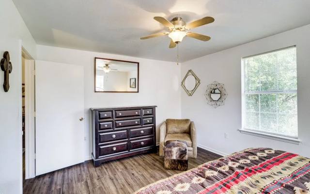 Wine Tours & Antiquing: Townhome Near Dtwn Brenham