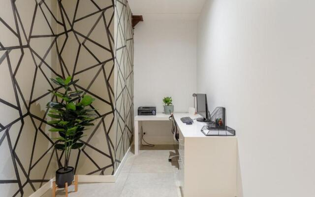 Luxury 3 brm 2 bath Woolstore apt with Courtyard