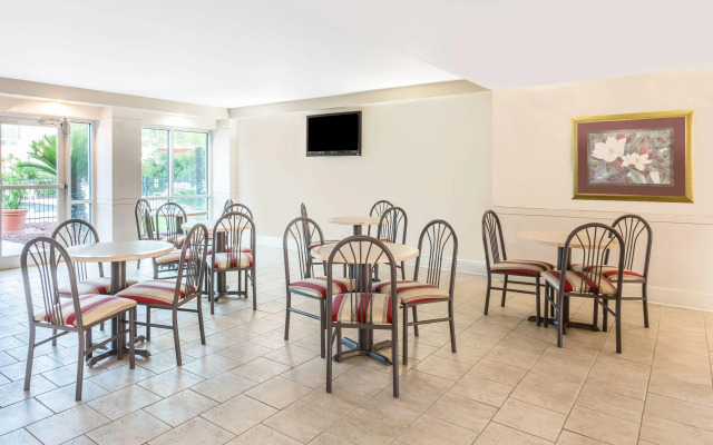 Ramada by Wyndham Luling