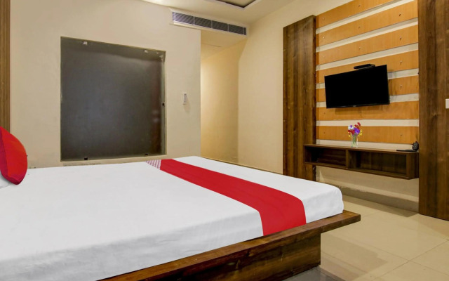 OYO Flagship 80495 Table And Talk