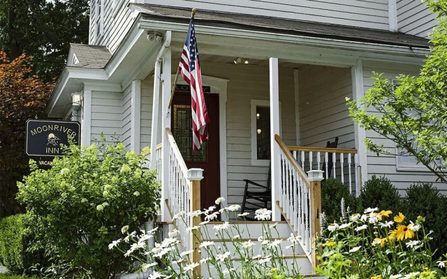 Moonriver Inn