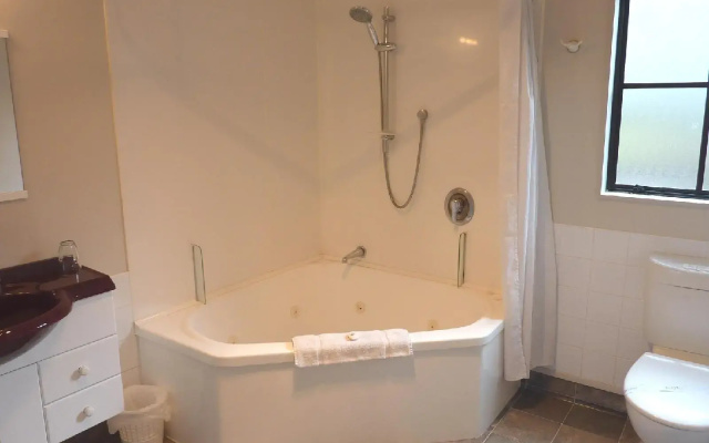 Bk's Pohutukawa Lodge