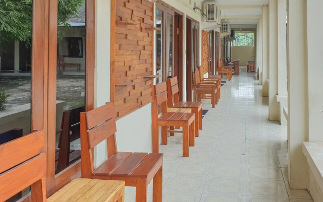 Rifaraz Syariah Hotel by OYO Rooms