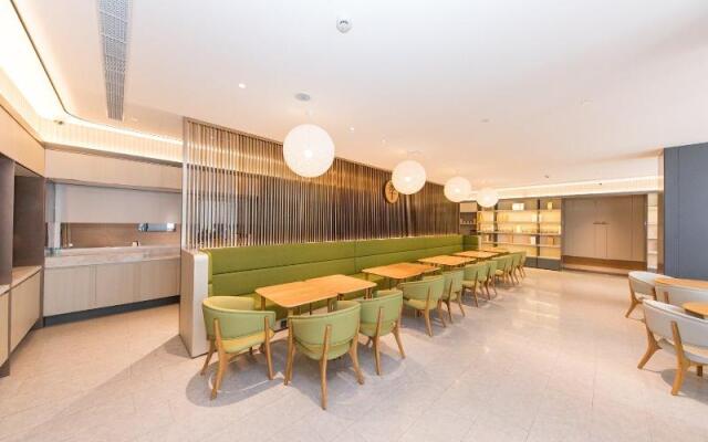 Ji Hotel (Shanghai Longbai Xincun Metro Station)