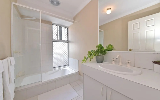 Redcliff Home Close to City & Airport