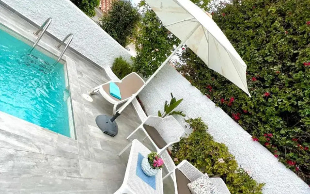 Wonderful house just above the Sea
