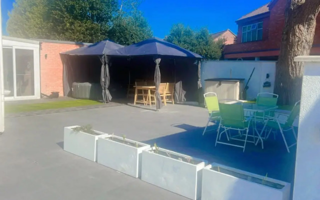 Stylish 6-bed Retreat With Parking and Jacuzzi