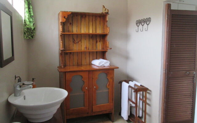 Inyathi Guest Lodge & Self Catering Chalets