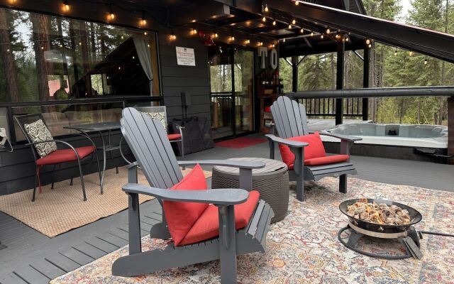 Thyme Out 2 Bedroom Home by NW Comfy Cabins by RedAwning