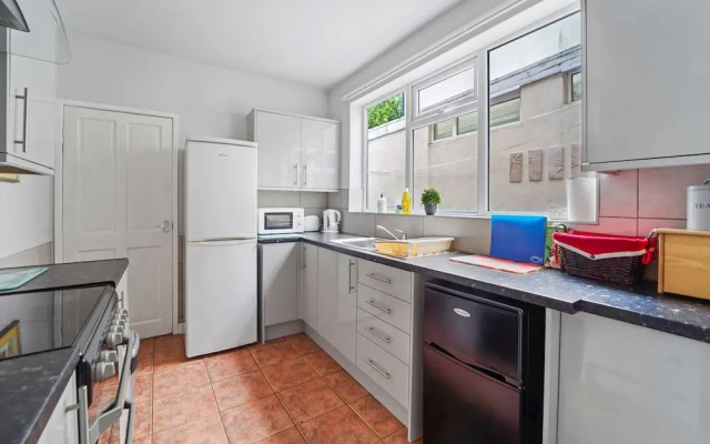 4 Bed Homely Retreat - Wolverhampton