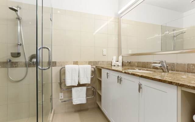 Light and spacious w incredible harbour views