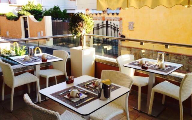 Janas Hotel
