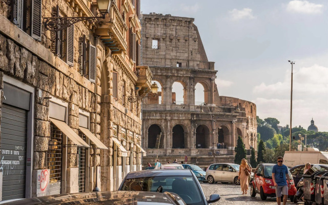 Martina al Colosseo