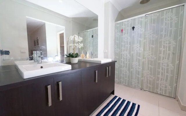 Designer Decor Home 8Bed WilliamsLanding