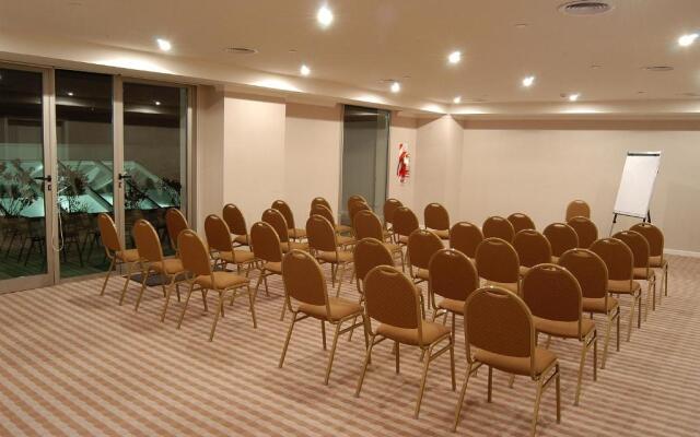 Howard Johnson by Wyndham Sierras Hotel and Casino