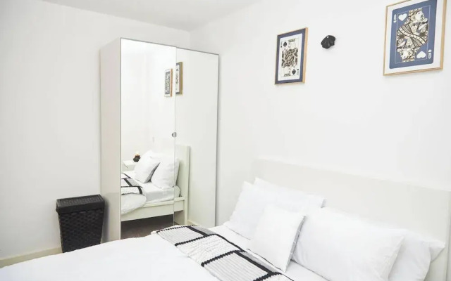 Apartment-sleeps4-streetparking-balcony-duplex