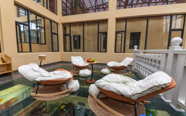 HeJingB&B – People – Shangri-La