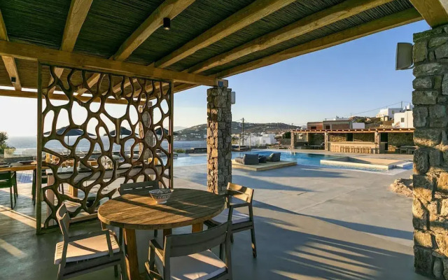 Villa With Resort Style Pool