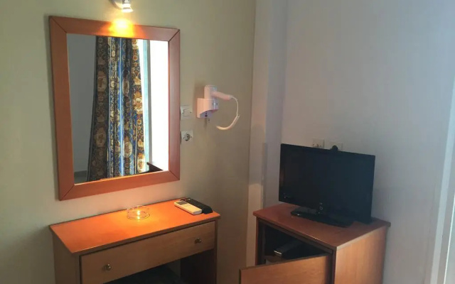 Iris Hotel