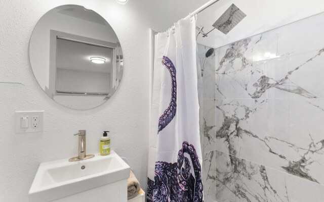 Hillside in Seattle - well appointed