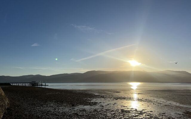 Traditional 3-bed Cottage, Log Burner & Sea Views!
