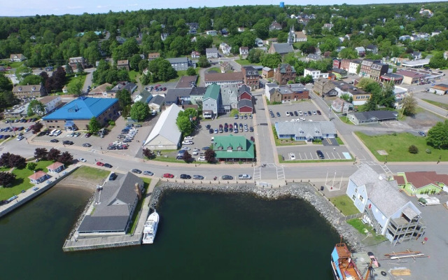 The Lionstone Inn Motel and Cottages