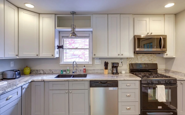 Near Beach & Attractions: Home in Galveston!