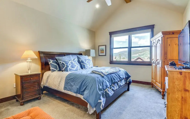 Ski Shuttle & Community Perks: Keystone Townhome
