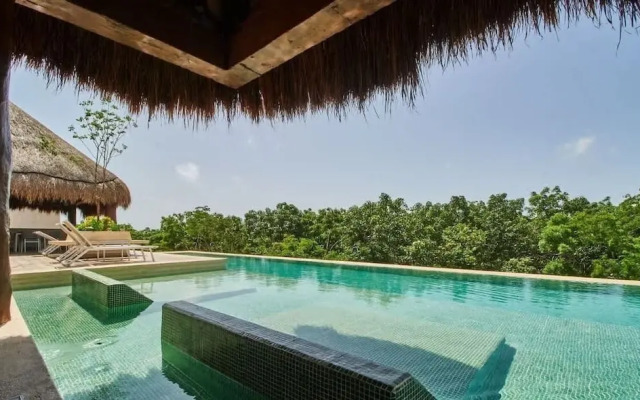 2 Br. Roof W/infinity Pool + Jacuzzi Spacious