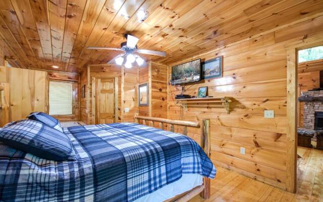 Cabin of Dreams, 3 BR, Water View, WiFi, Hot Tub, Pool Table, Sleep 8