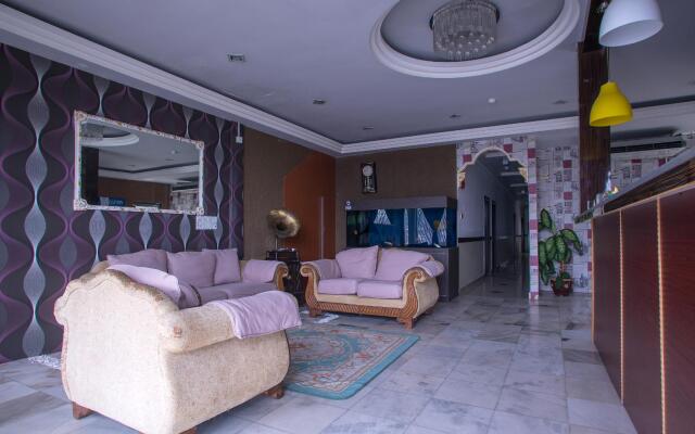 OYO 44010 Royals Star Hotel