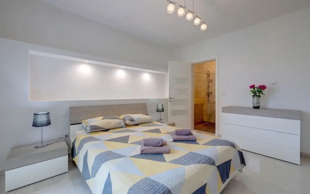 Spacious Apartment Steps to the Promenade