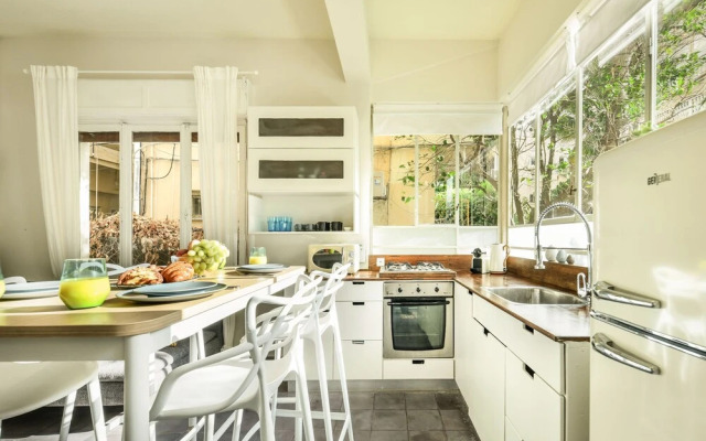 Serene Retreat with Lush Garden by Sea N Rent