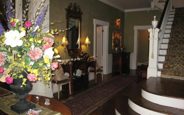 Belle Oaks Inn