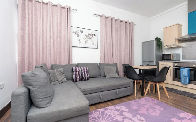 Modern 2-bed Home - Sleeps 6 & Free Parking