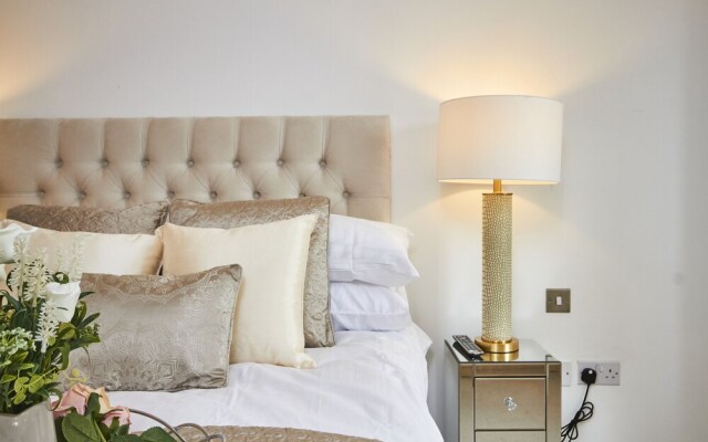 Modern Deluxe Leeds City Apt Balcony View