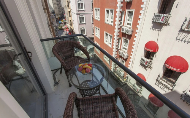 Отель Crowned Hotel