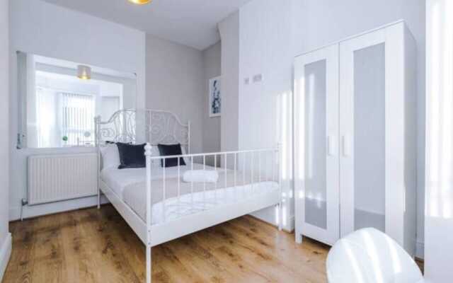 Spacious 4-Bed House Manchester