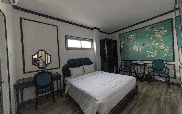 Azen Lakeside Hotel & Travel