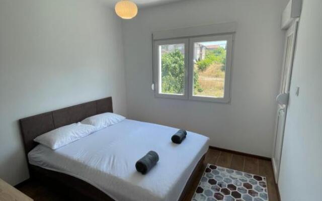 Entire 1-bedroom apartment with free parking