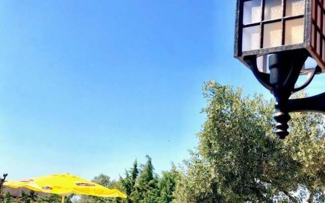 Victoria Hotel and Lounge