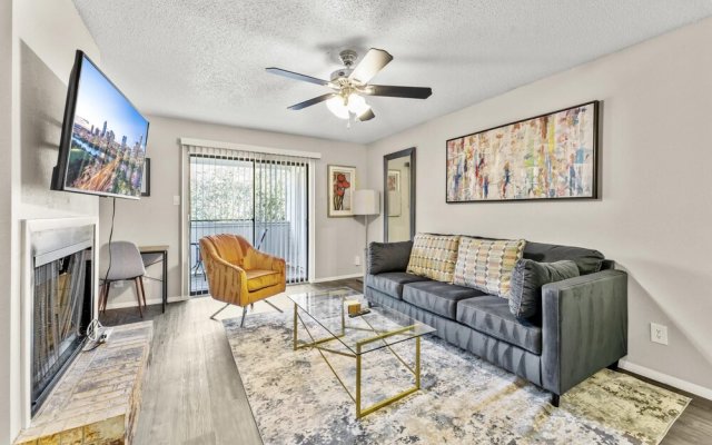 Roomy Sola 1BR King Suite Close to DT w Pool