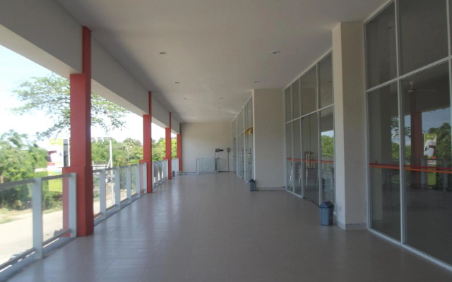 L Bajo Hotel