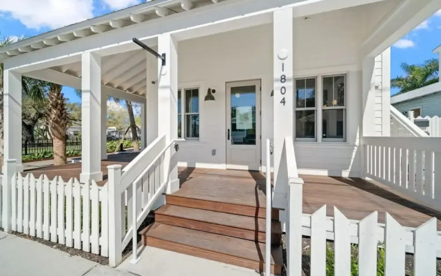 Casa Julieta Luxury Ybor-themed Studio
